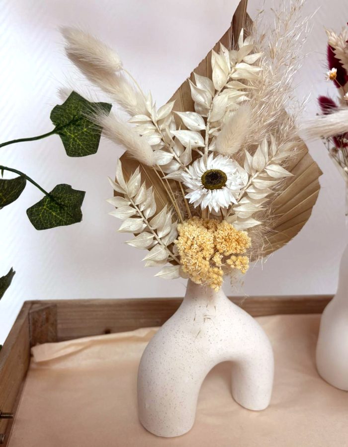 Vase design en fleurs séchées