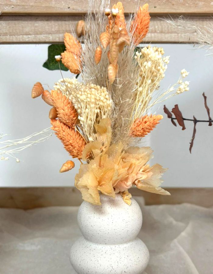 Vase arrondi en fleurs séchées